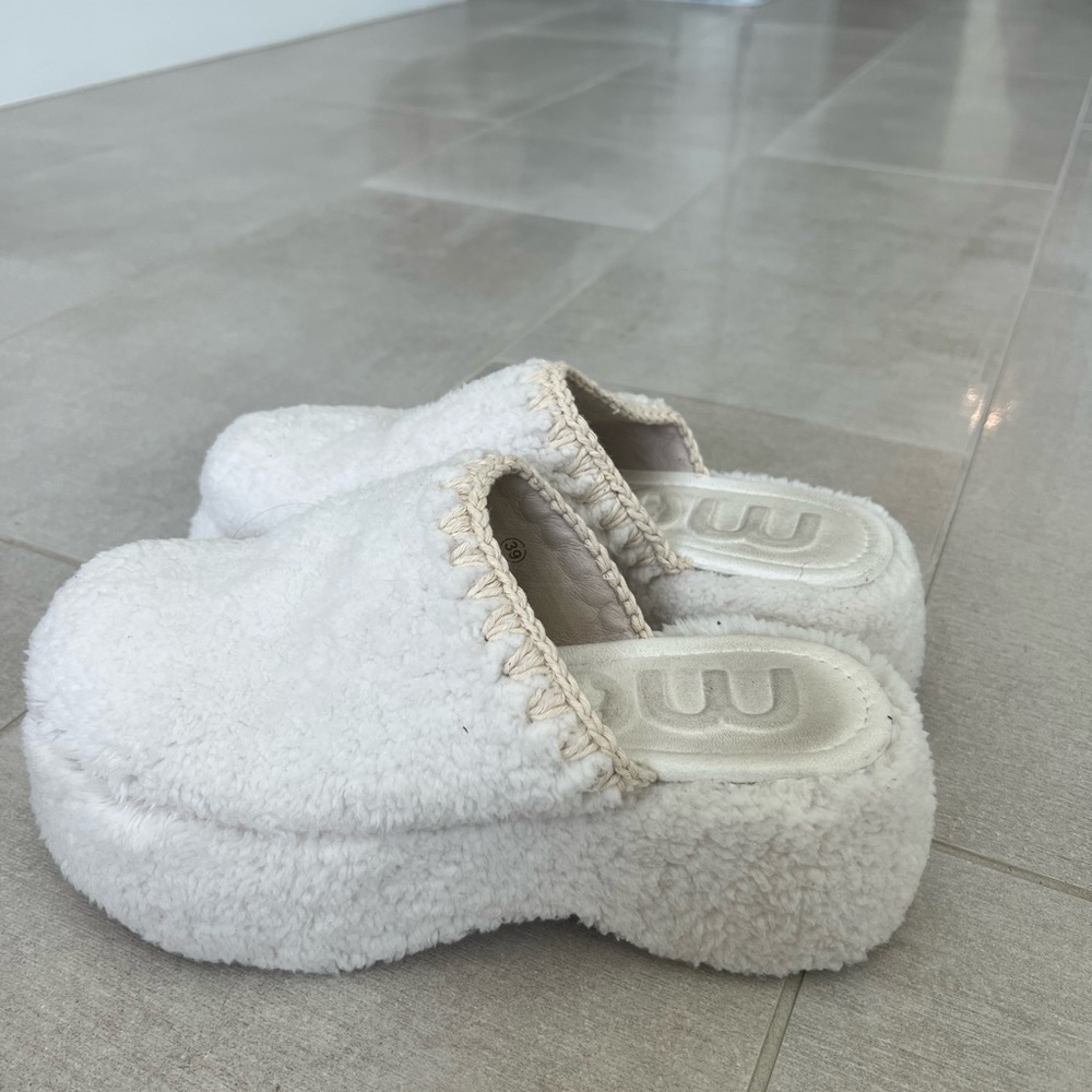 MOU WHITE FUZZY PLATFORM SLIDES SIZE 39